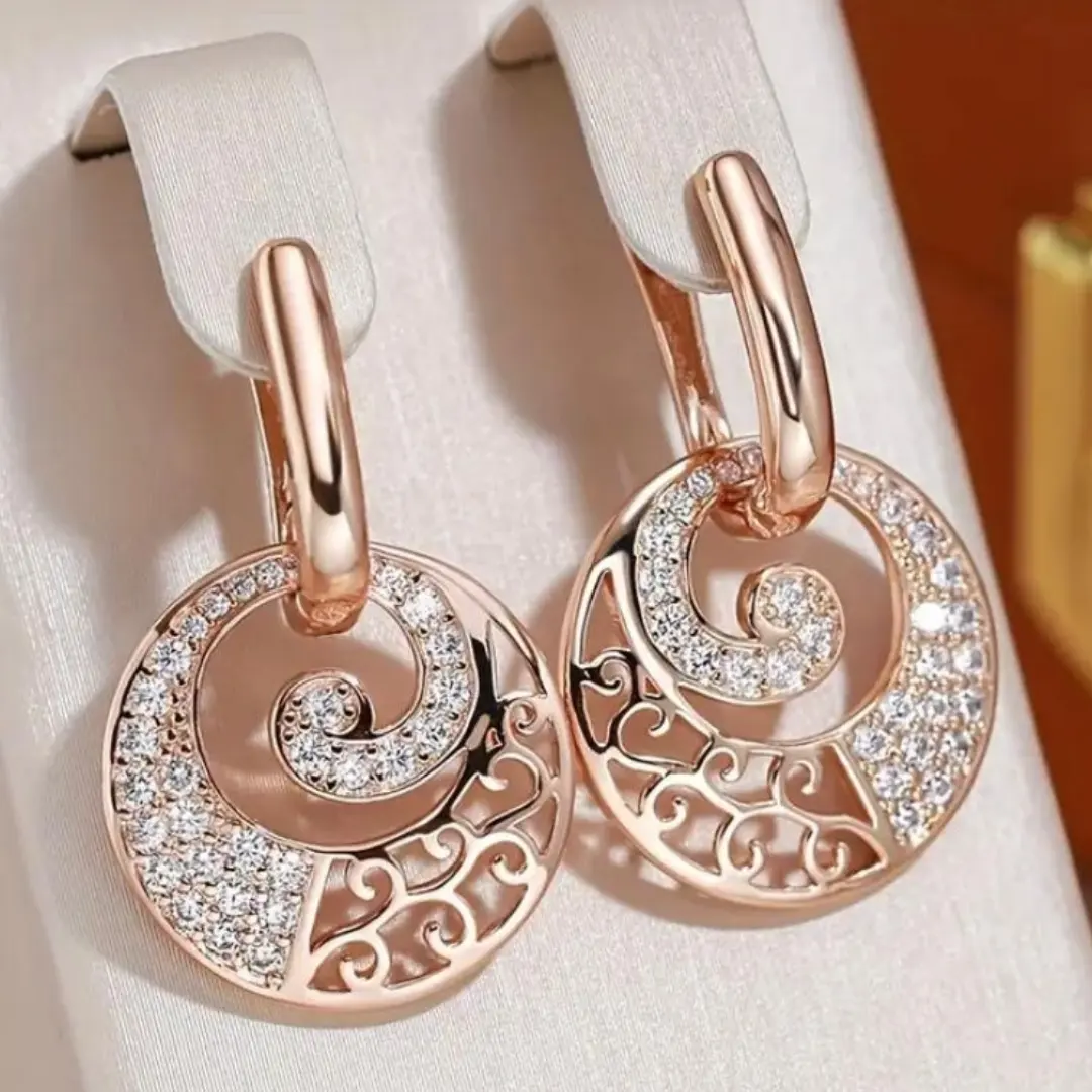 Aretes de aro exquisitos,mitad huecos y mitad adornados con Diseño de circonita